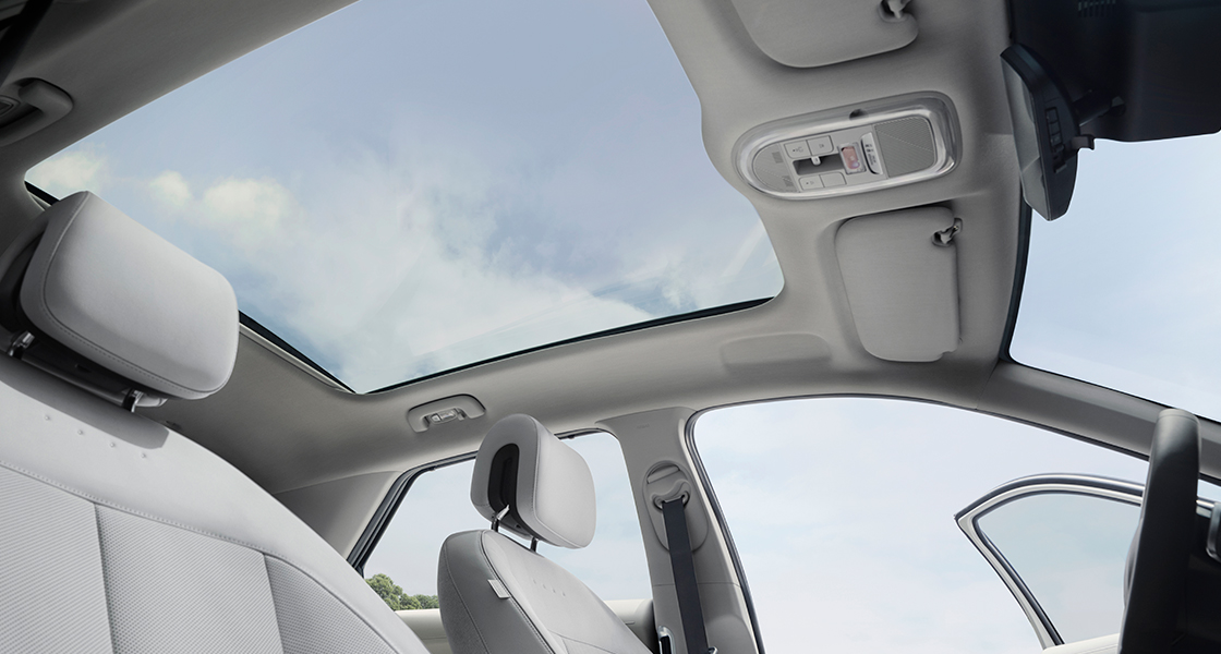 The vision roof of IONIQ 5 provides the interior with a greater sense