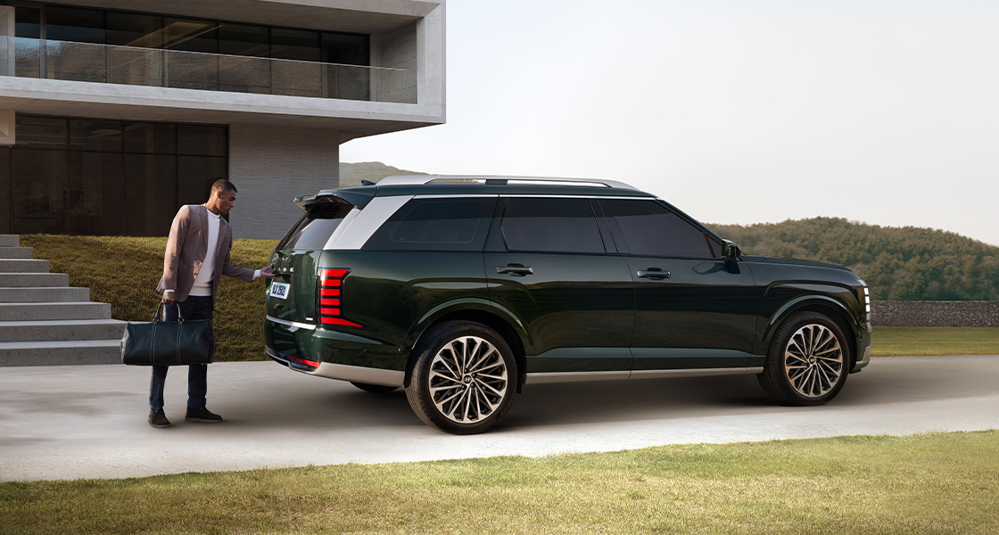 A man opening the tailgate of the all-new PALISADE