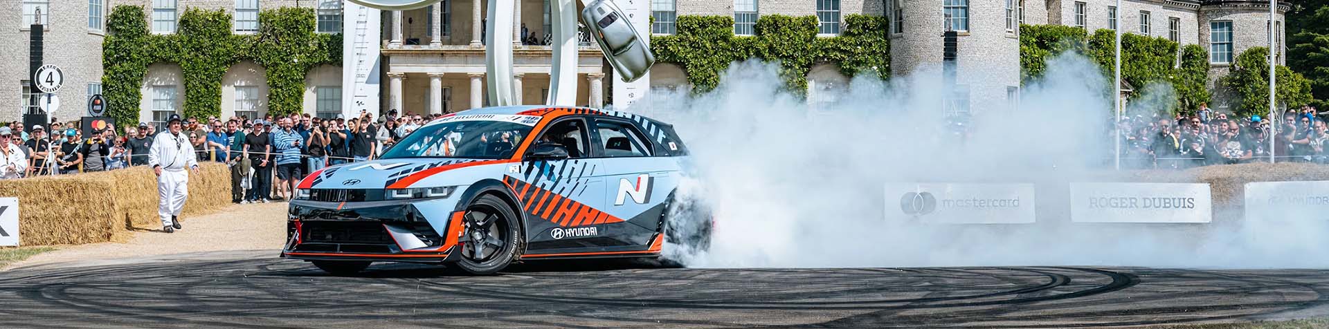 현대자동차 아이오닉 5 N이 시연 도중 원을 그리며 '도넛' 기술을 선보이는 장면