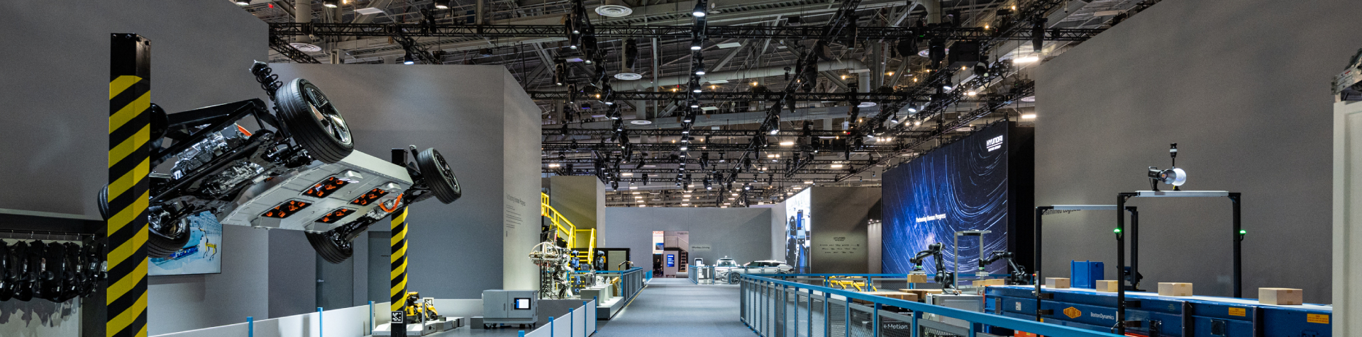 CES 2026에서 현대자동차그룹의 AI 로보틱스 혁신에 관한 전시를 감상 중인 방문객들