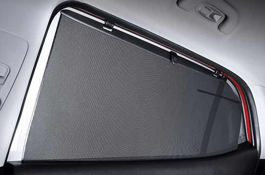 Manual rear door curtain