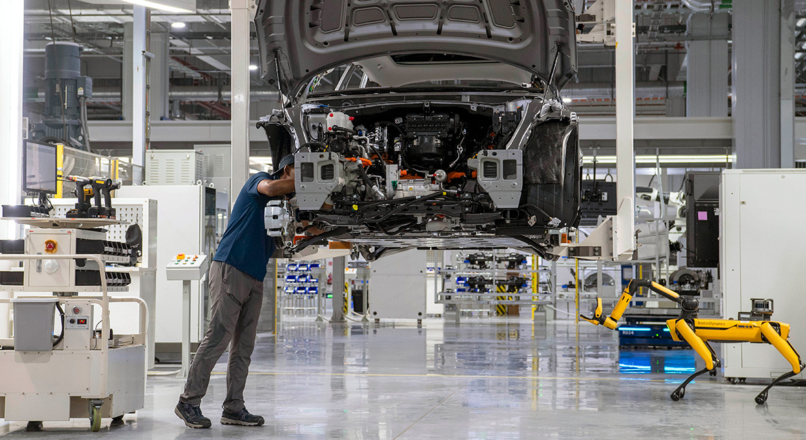 (from left) Jaehoon Chang, President and CEO of Hyundai Motor Company; Hoon Choi, Ambassador of Korea to Singapore; Png Cheong Boon, Chairman of Singapore EDB; Lawrence Wong, Deputy Prime Minister of Singapore; Euisun Chung, Executive Chair of Hyundai Motor Group; Dukgeun Ahn, Minister for Trade, Korea; Eric Teo, Ambassador of Singapore to Korea