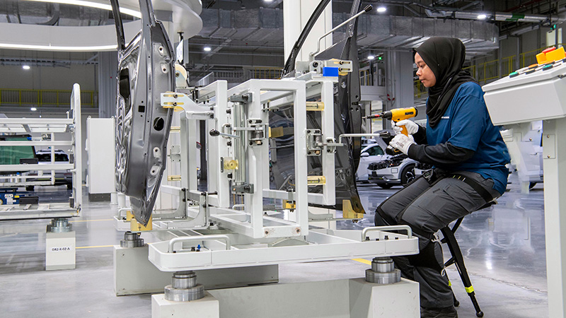 Human worker equipped with wearable robot