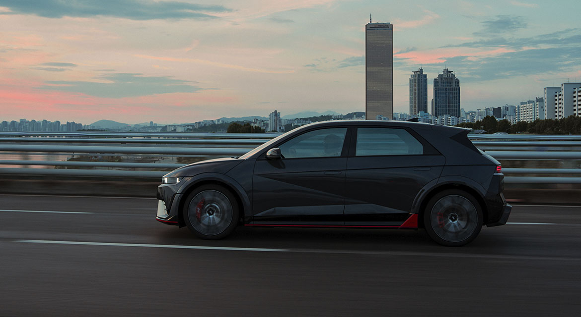 The many bridges that traverse the Han are metaphors for the connection of contrasts that occure often under breathtaking skies