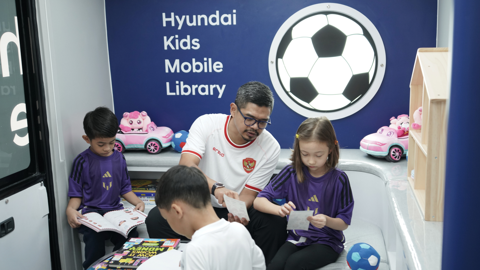 Bambang Pamungkas, Indonesian Legend Football Player and Kids inside the Hyundai Kids Mobile Library