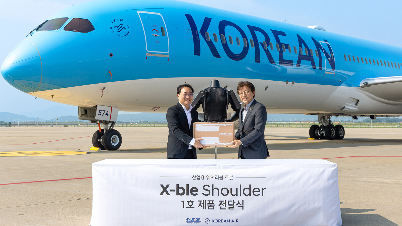 (left) Dong Jin Hyun, Vice President and Head of Robotics LAB at Hyundai Motor and Kia; and (right) Hyunboh Jung, Managing Vice President and Head of Aerostructure Business Department at Korean Air