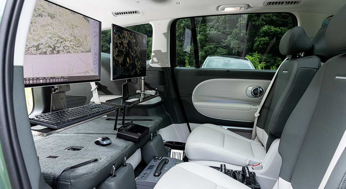 IONIQ 9’s spacious rear cabin has been equipped with a swivel seat, dual monitors and a dedicated drone operation PC, creating a high-precision integrated control system.