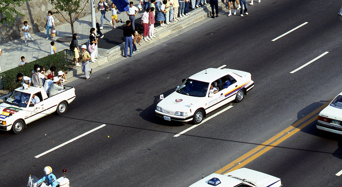 Hyundai SONATA served as a support vehicle for the 1988 Seoul Olympic torch relay.