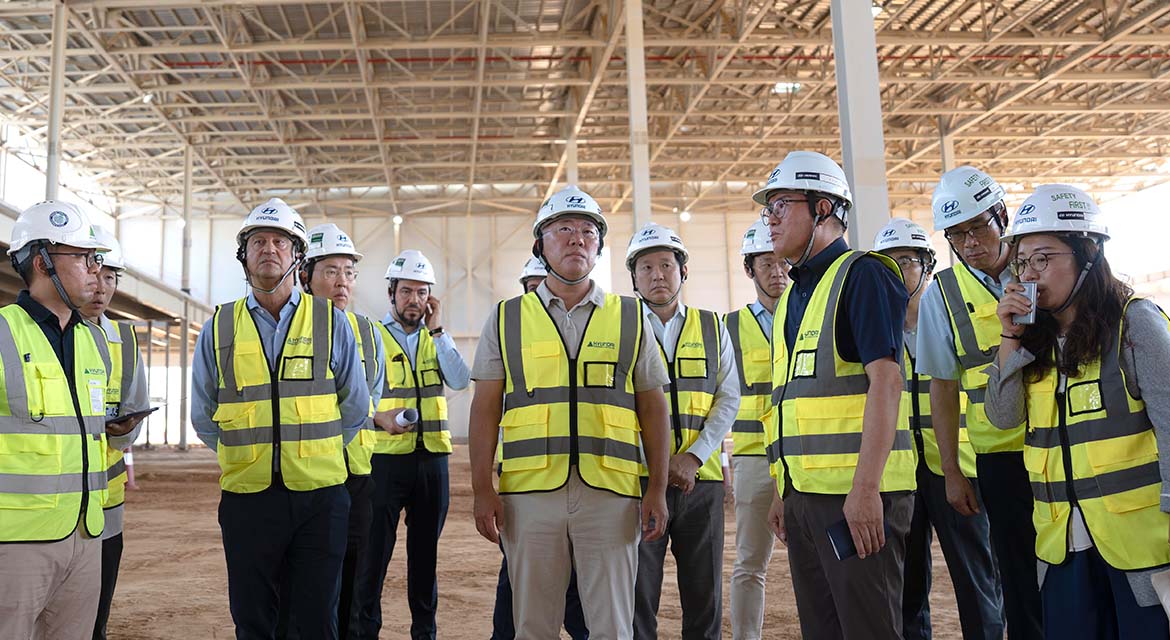 Executive Chair Euisun Chung and José Muñoz, President and CEO of Hyundai Motor Company, are briefed by HMMME Head Wonkyn Park on the progress of the new plant in Saudi Arabia