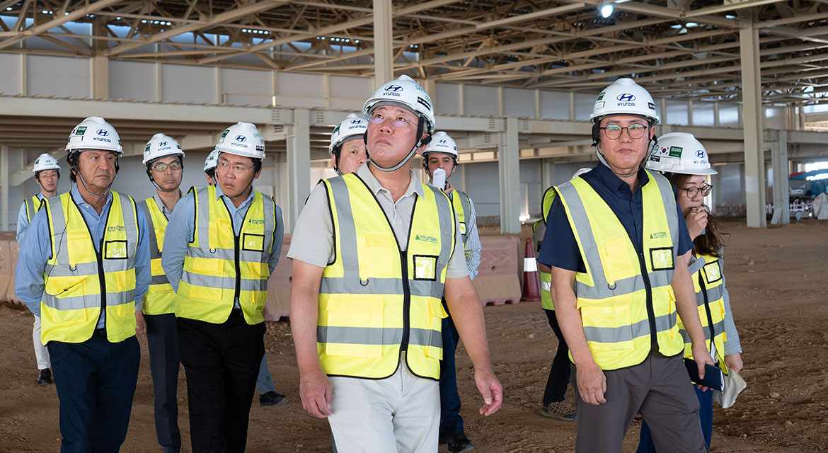 Executive Chair Euisun Chung and José Muñoz, President and CEO of Hyundai Motor Company, are briefed by HMMME Head Wonkyn Park on the progress of the new plant in Saudi Arabia