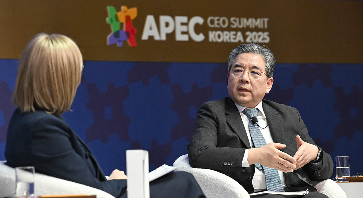 (from left)  Ivana Jemelkova, CEO of Hydrogen Council, and Jaehoon Chang, Vice Chair of Hyundai Motor Group and Co-Chair of Hydrogen Council