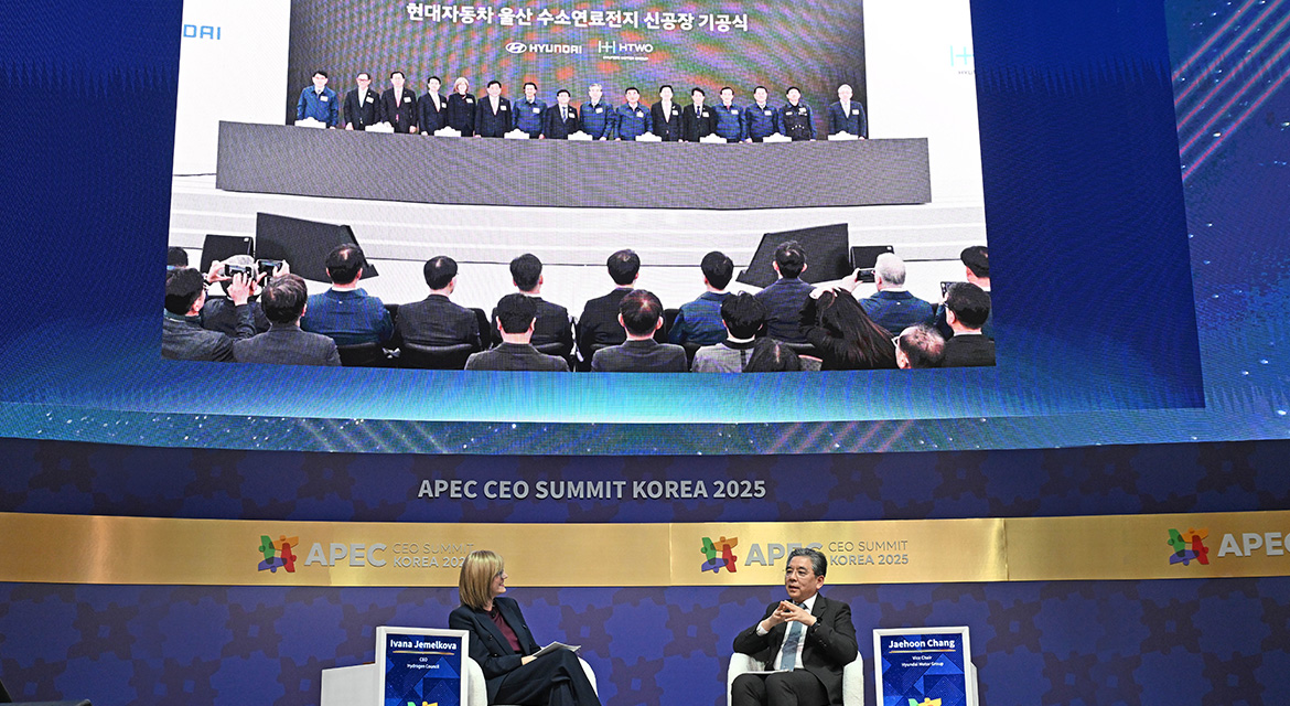 (from left)  Ivana Jemelkova, CEO of Hydrogen Council, and Jaehoon Chang, Vice Chair of Hyundai Motor Group and Co-Chair of Hydrogen Council