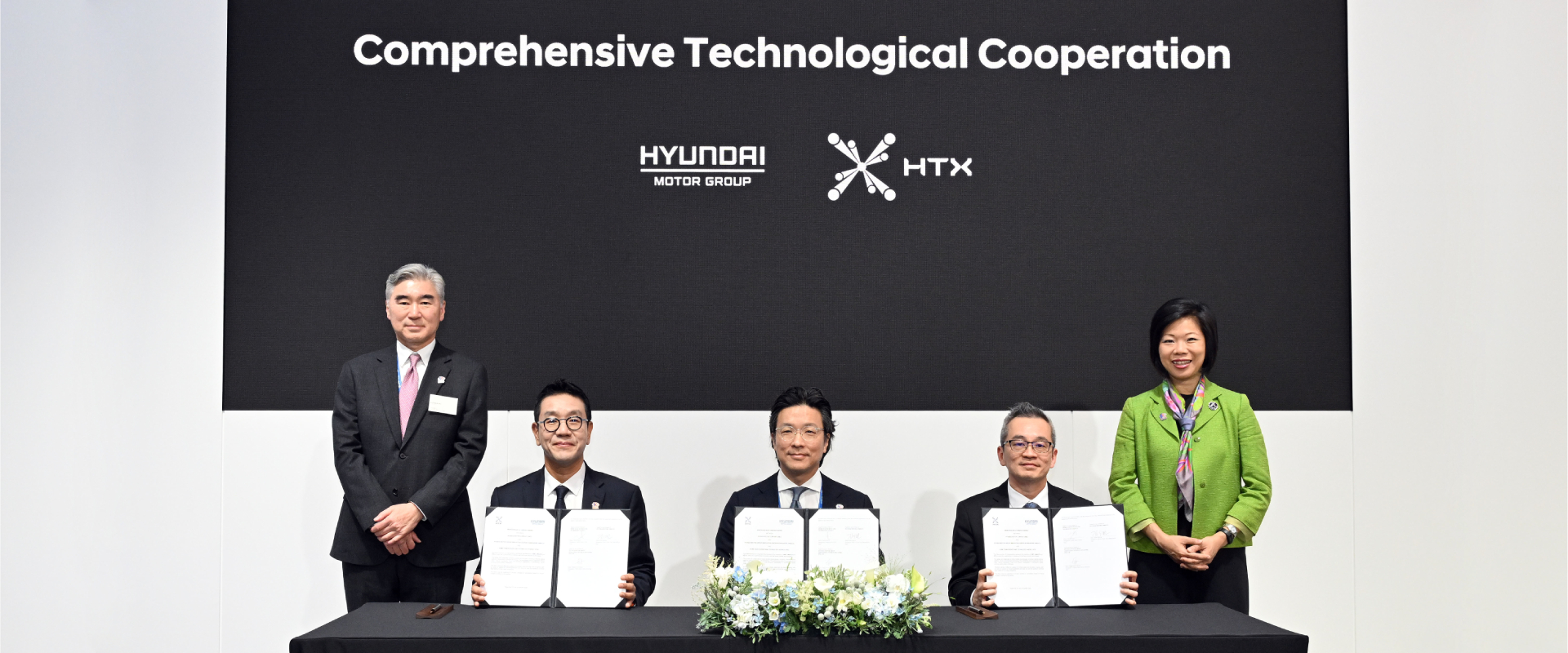 (from left) Sung Kim, President for Strategic Planning at Hyundai Motor Group; Hyun Sung Park, CEO of HMGICS; Ilbum Kim, Executive Vice President and Head of Global Policy Office at Hyundai Motor Group; Chan Tsan, Chief Executive of HTX; Sim Ann, Singapore’s Senior Minister of State for Home Affairs and Foreign Affairs