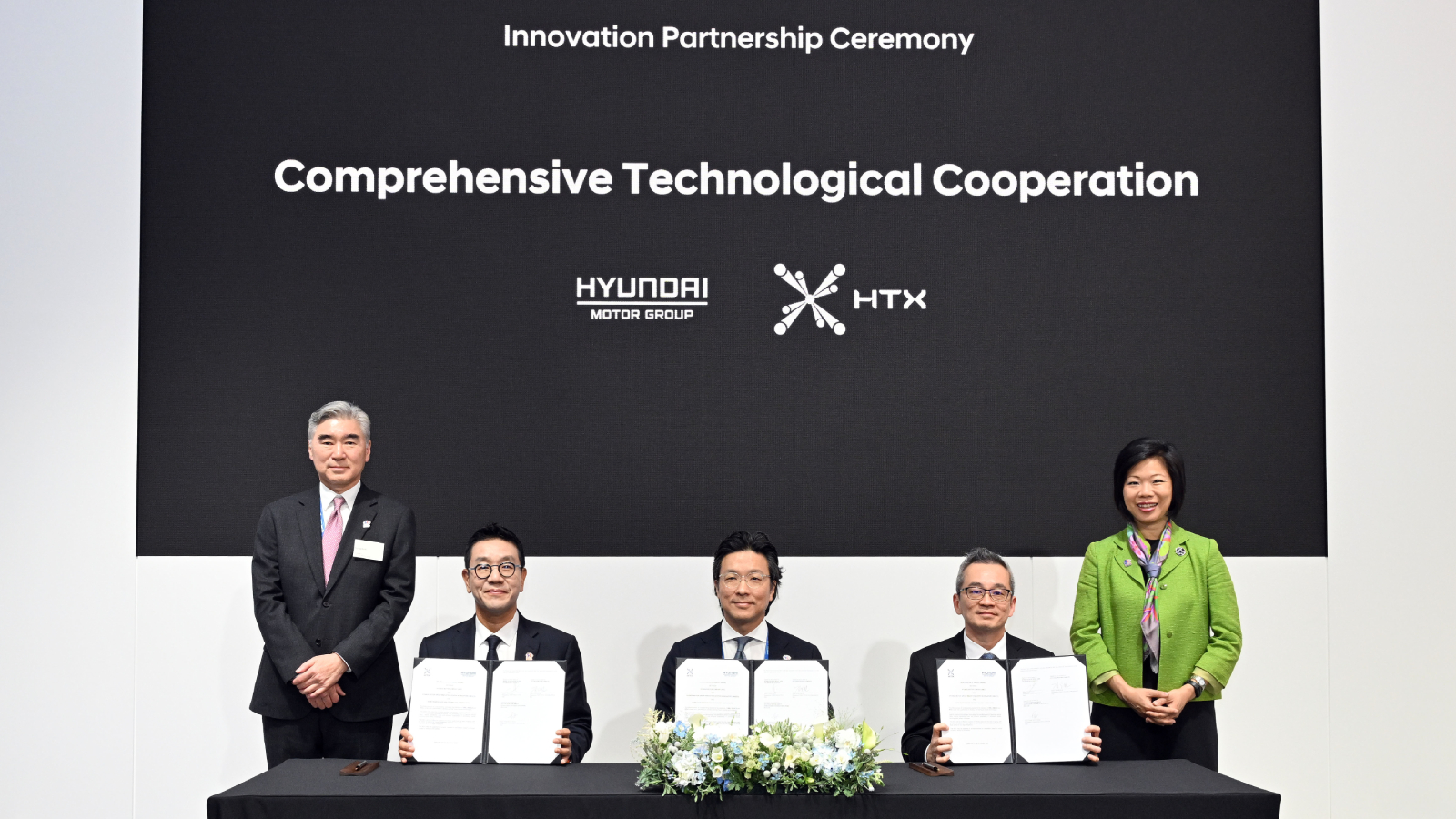 (from left) Sung Kim, President for Strategic Planning at Hyundai Motor Group; Hyun Sung Park, CEO of HMGICS; Ilbum Kim, Executive Vice President and Head of Global Policy Office at Hyundai Motor Group; Chan Tsan, Chief Executive of HTX; Sim Ann, Singapore’s Senior Minister of State for Home Affairs and Foreign Affairs