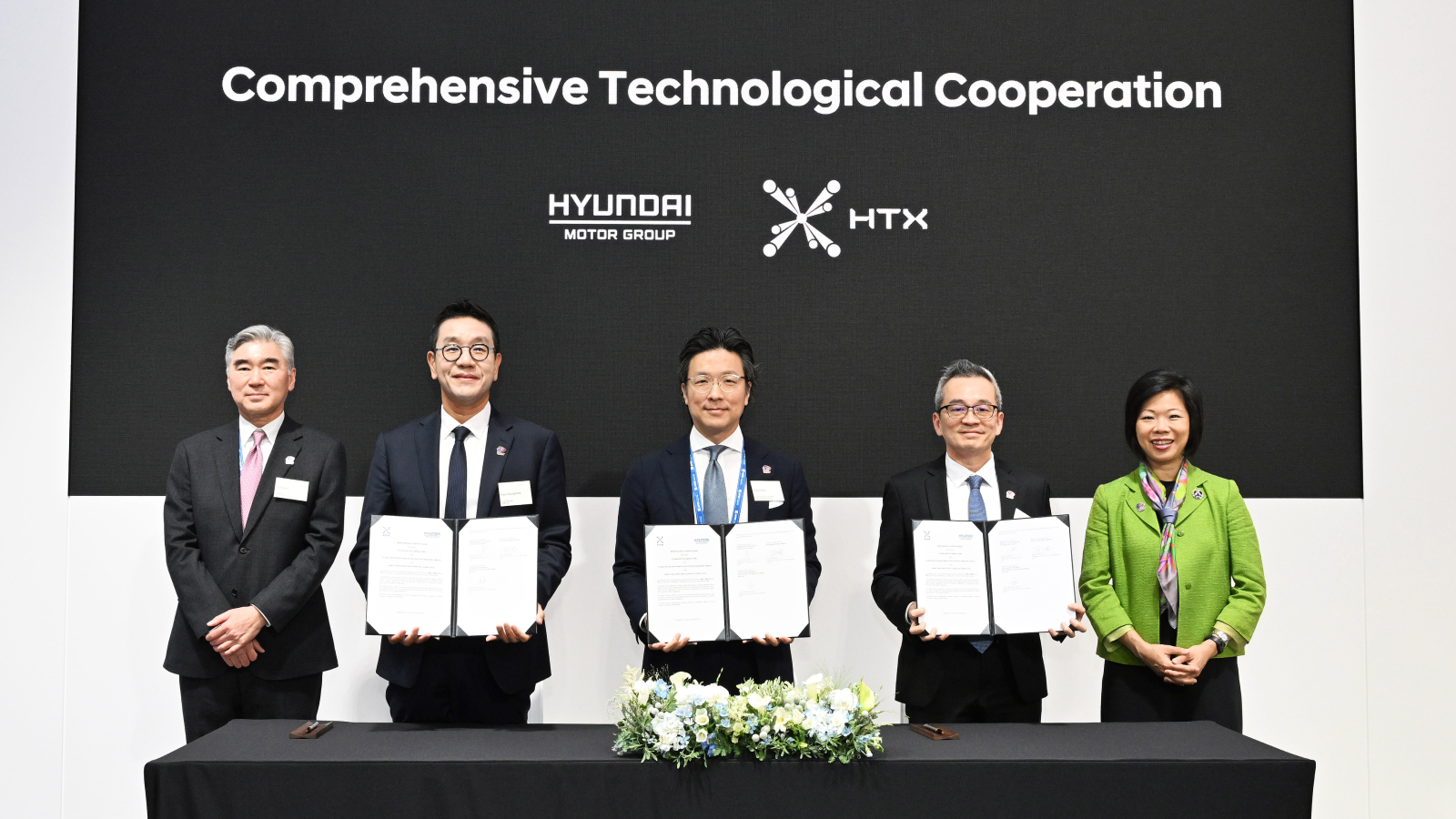 (from left) Sung Kim, President for Strategic Planning at Hyundai Motor Group; Hyun Sung Park, CEO of HMGICS; Ilbum Kim, Executive Vice President and Head of Global Policy Office at Hyundai Motor Group; Chan Tsan, Chief Executive of HTX; Sim Ann, Singapore’s Senior Minister of State for Home Affairs and Foreign Affairs