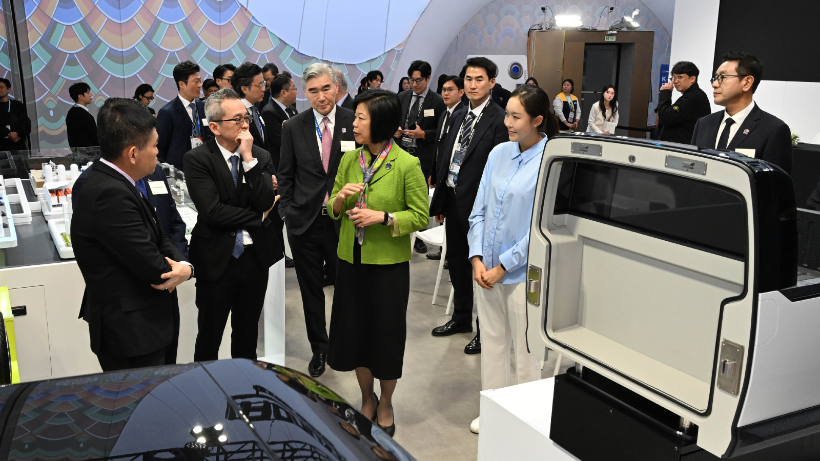 Chan Tsan, Chief Executive of HTX; Sung Kim, President for Strategic Planning at Hyundai Motor Group; and Sim Ann, Singapore’s Senior Minister of State for Home Affairs and Foreign Affairs, are viewing the Kia PBV exhibit at Hyundai Motor Group's "K-Tech Showcase" booth during the APEC CEO Summit Korea 2025 in Gyeongju.