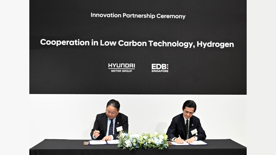 (from left) Jaeha Park, Vice President and Head of Global Hydrogen Business Sub-Division at Hyundai Motor Group / Clarence Chua, Senior Vice President and Head of Region for Japan and Korea at the Singapore Economic Development Board
