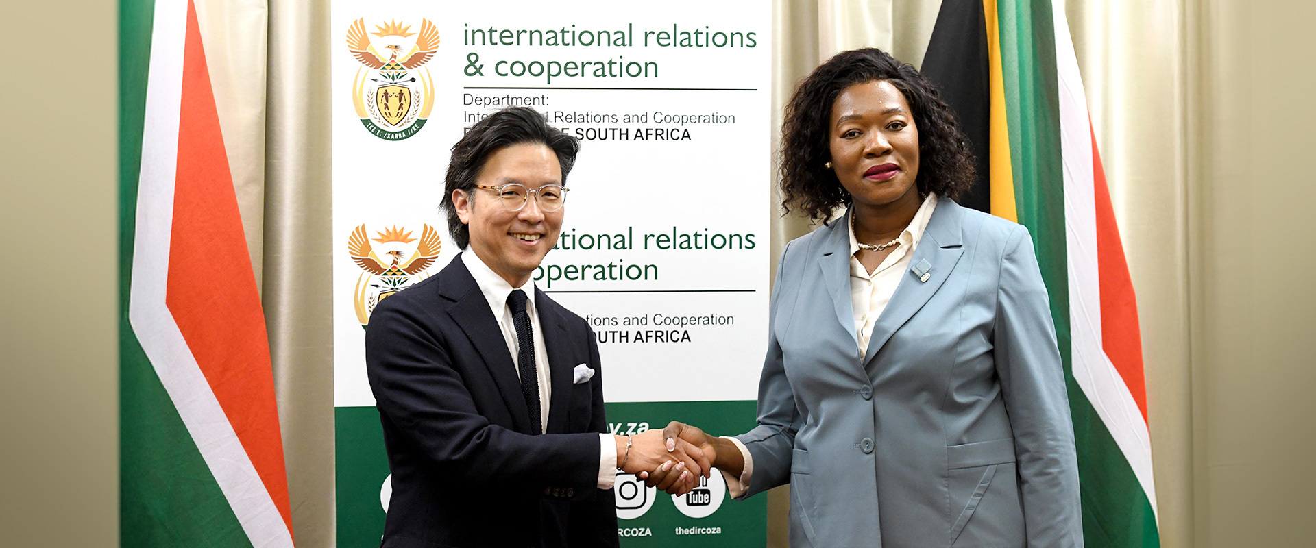 Ilbum Kim, Head of the Global Policy Office at HMG (Left) and Honorable Anna Thandi Moraka, Deputy Minister of DIRCO (Right) at the MoU signing