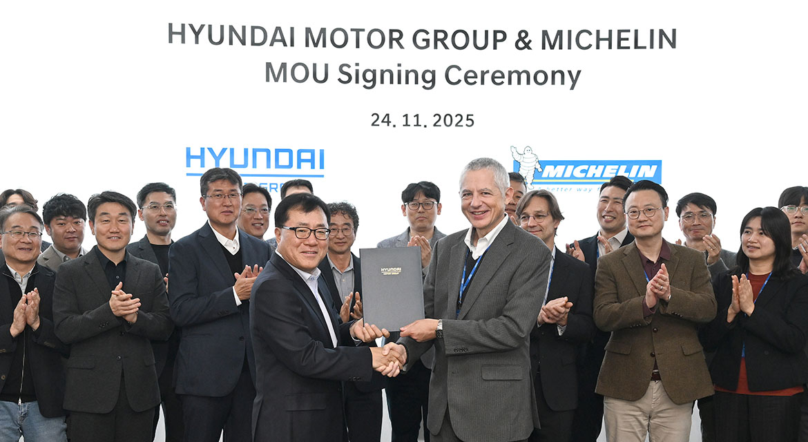 (from left) Yongsuk Shin, Vice President and Head of Genesis Engineering Design Center at Hyundai Motor Group / Georges Levy, Executive Vice President and Head of Asia Pacific Automotive Original Equipment at Michelin 