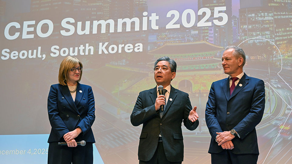 (from left to right) Ivana Jemelkova, CEO of the Hydrogen Council; Jaehoon Chang, Vice Chair of Hyundai Motor Group; François Jackow, CEO of Air Liquide