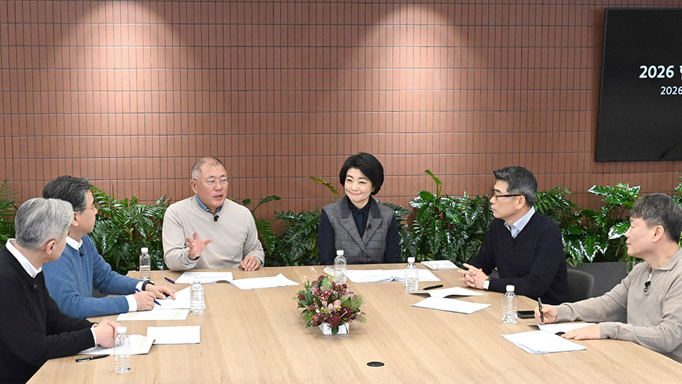 Hyundai Motor Group Executive Chair Euisun Chung and key executives engage in a strategic roundtable discussion on the Group’s 2026 vision 