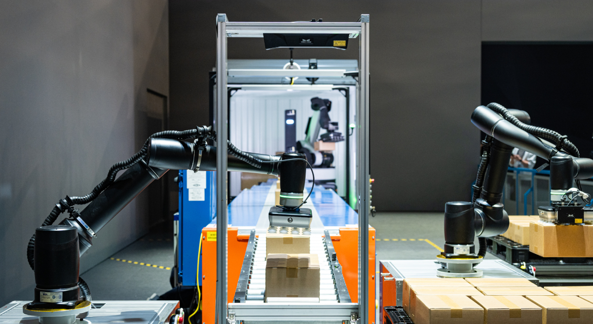 Boston Dynamics' Stretch, a logistics loading and unloading robot, along with Hyundai WIA's Collaborative Robot (Cobot) and Autonomous Mobile Robot (AMR), are being showcased in a logistics demonstration involving loading, transportation, and unloading tasks. 