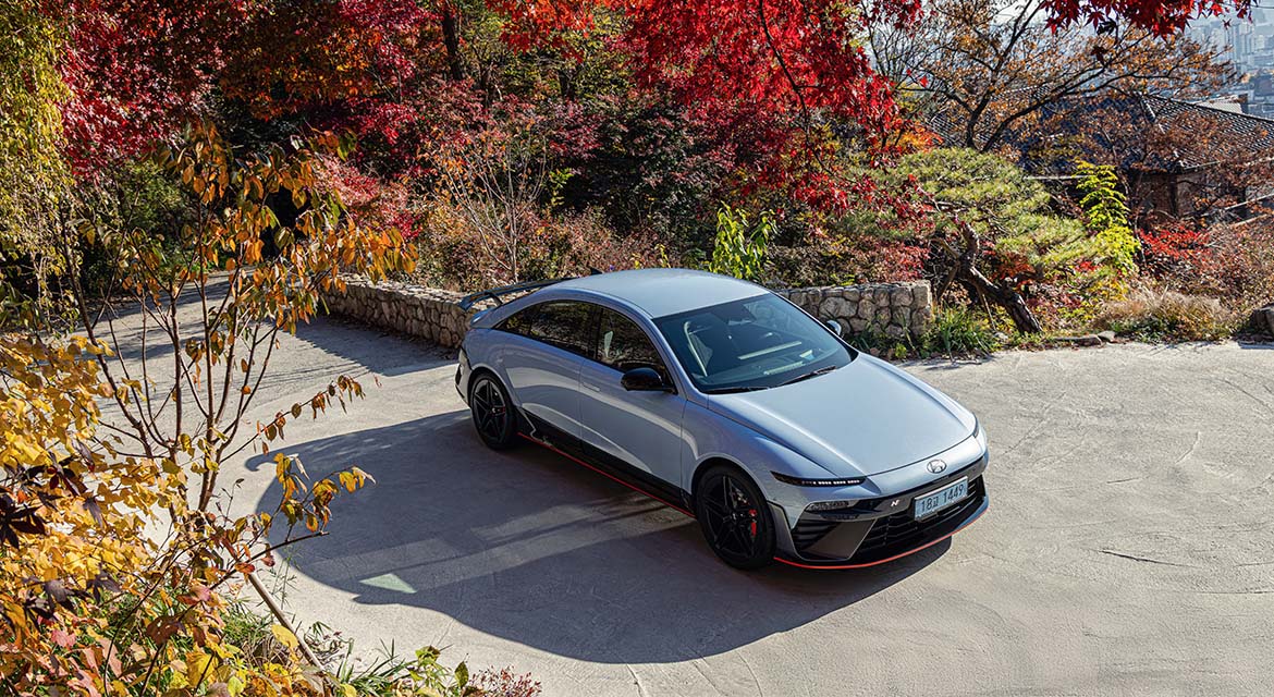 Fall might just be the best time of year to take a morning drive in Seoul. The air is crisp and the mountain roads are framed by dazzling reds, burning oranges and rich golds. 