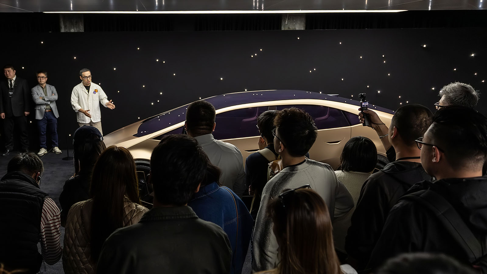 Wen Jiali, Chief Designer of AVP China Hyundai Design Team, explaining the VENUS Concept