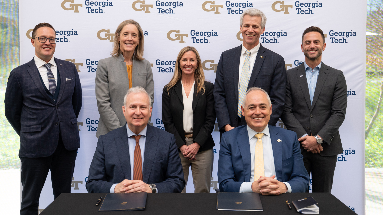 Ken Ramírez, Executive Vice President and Head of Global Energy and Hydrogen Business at Hyundai Motor Group (front left) and Ángel Cabrera, President of the Georgia Institute of Technology (front right), with Hyundai and Georgia Tech executives, commemorate MOU to further collaborate on hydrogen mobility development in Atlanta, GA.
