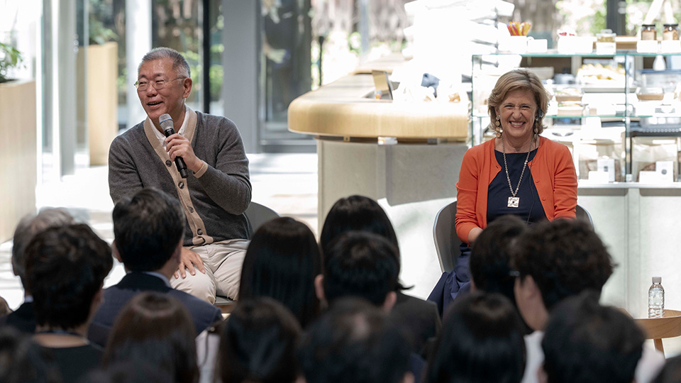 Hyundai Motor Group Executive Chair Outlines Vision for Collaboration and Innovation at Transformed Seoul HQ