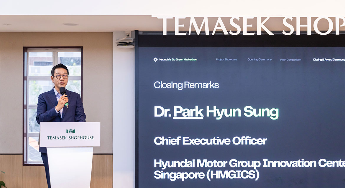 (From left to right) Judges Mr Yang Junwei, Deputy Director, Outreach & Engagement, Communications & 3P Partnership Division, Ministry of Sustainability and the Environment and Ms Teng Zi Ying, Manager, Programmes & Partnerships (Climate & Liveability), Temasek Foundation during the judges walkabout