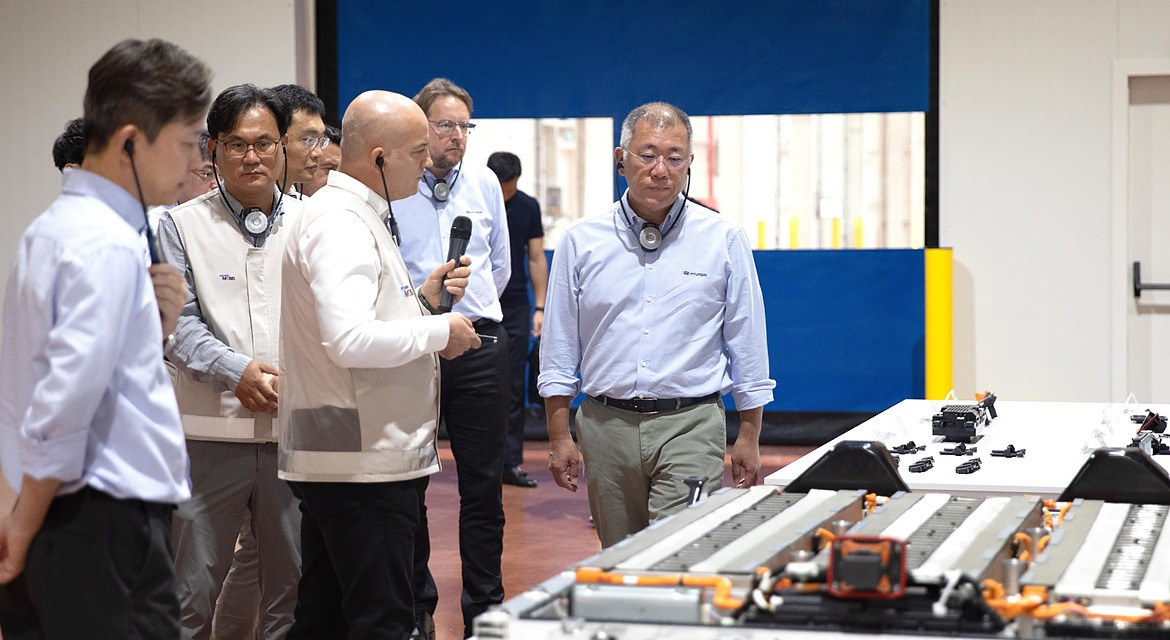 Hyundai Motor Group Executive Chair Euisun Chung Visits Hyundai Motor Türkiye to Review IONIQ 3 Production Readiness